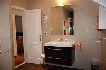 Celenga With Free Offsite Parking Apartment *